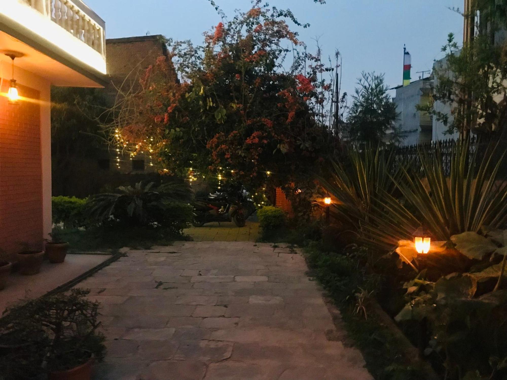 Hotel Lotus Garden Kathmandu Buitenkant foto